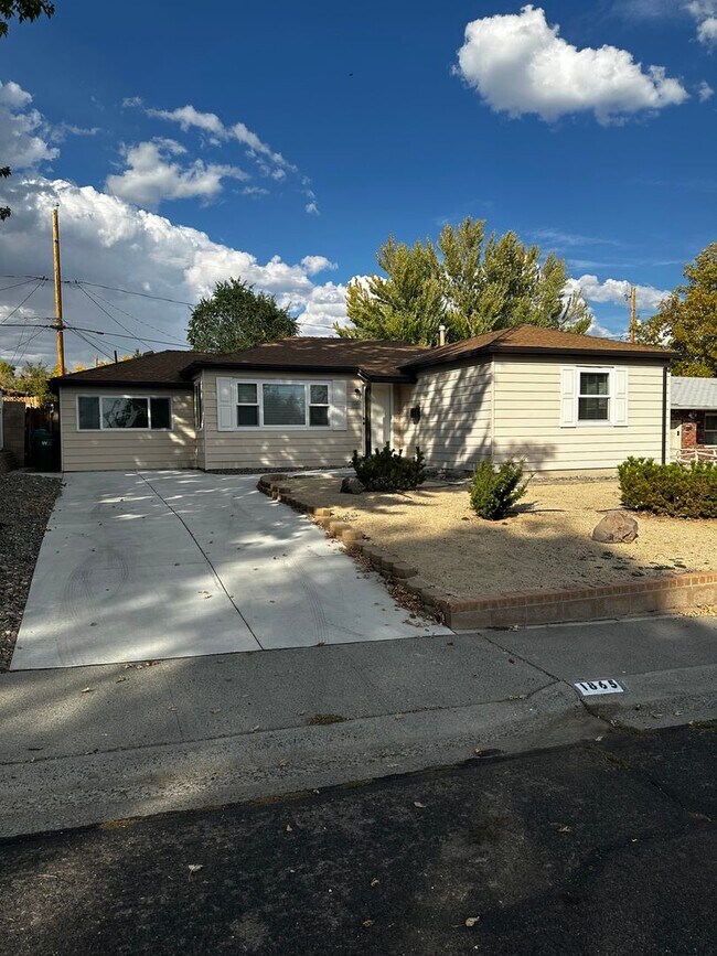Building Photo - Beautiful 4 Bedroom house w/Hardwood Floor...