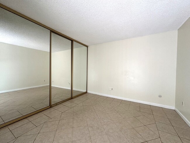 Building Photo - Mission Valley 3 BR 2 BA Condo w/ Parking and A/C