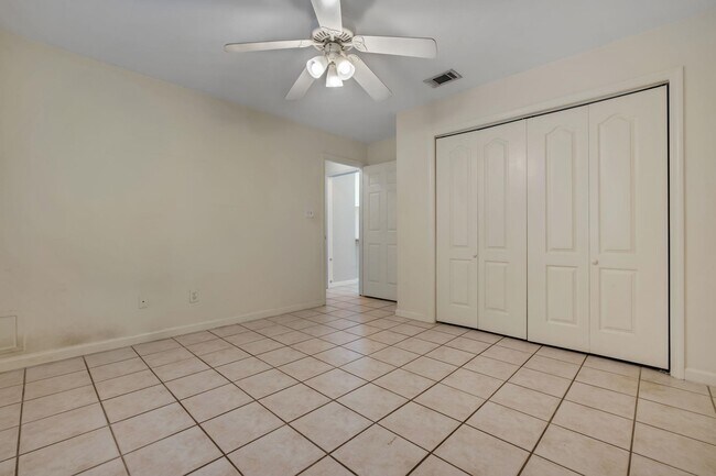 Building Photo - 712 W Brevard St