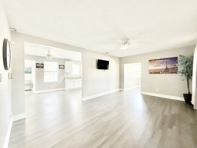 Building Photo - 3308 N Avon Ave