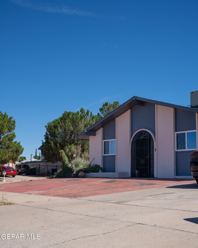 Building Photo - 2624 Lake Victoria Dr