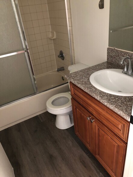 Building Photo - 1325 Hoover S St