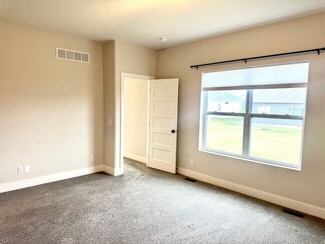 Building Photo - Spacious Ranch Home  5 Bedrooms  3 Bathrooms  3,163 Finished Sq Ft