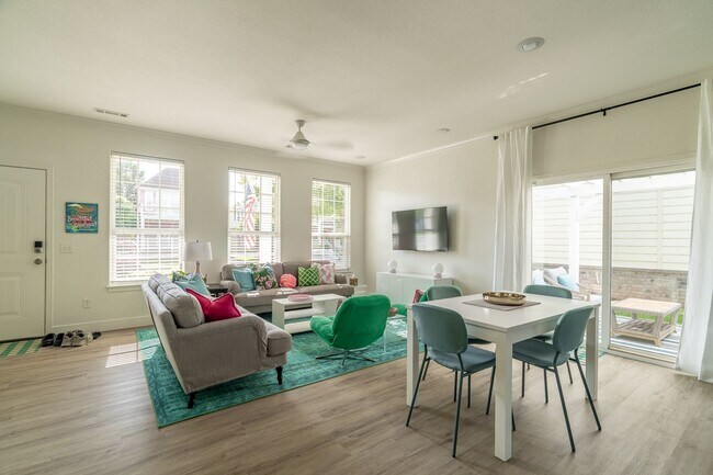 Building Photo - Beautiful 4 bedroom, 3.5 bathroom home in ...