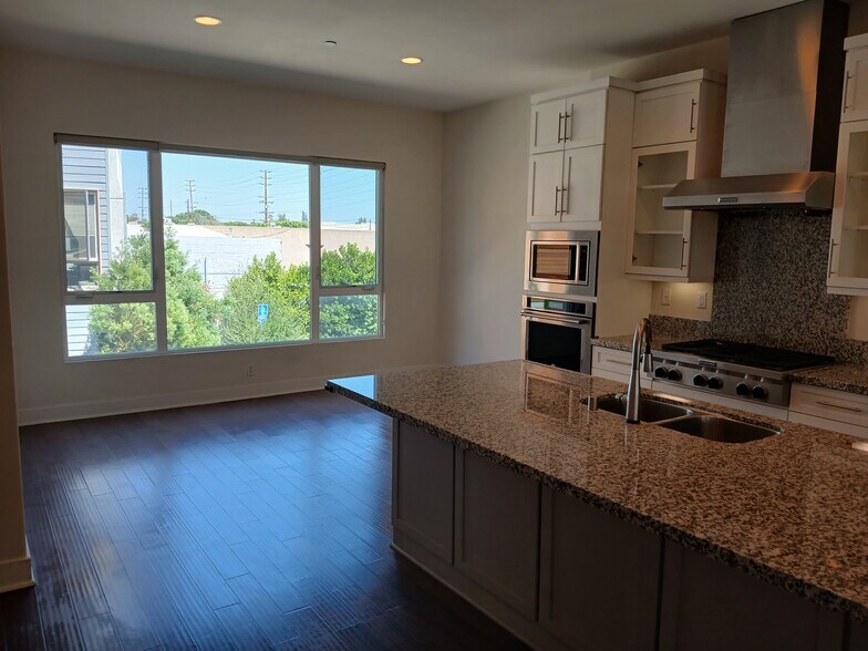 Building Photo - 135 W Live Oak Ave