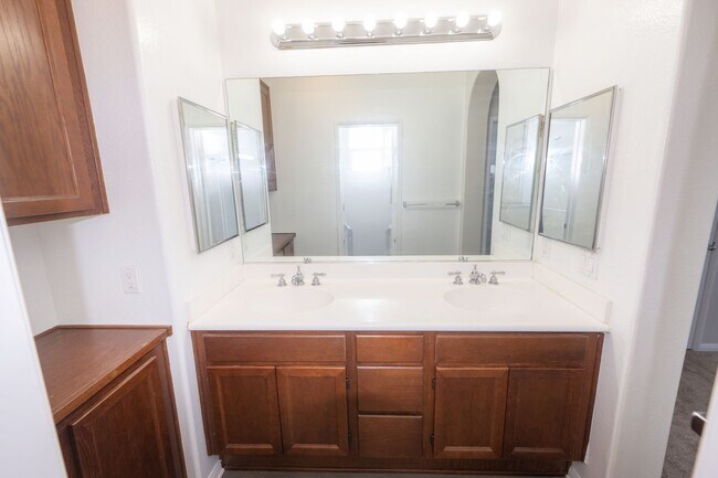 Building Photo - Amazing 3 Bedroom Condo available now! Chula Vista / Eastlake / Otay Ranch Area