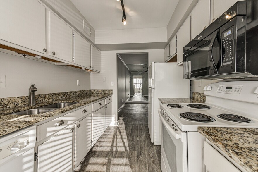 Building Photo - 1405 Huntingdon Chase