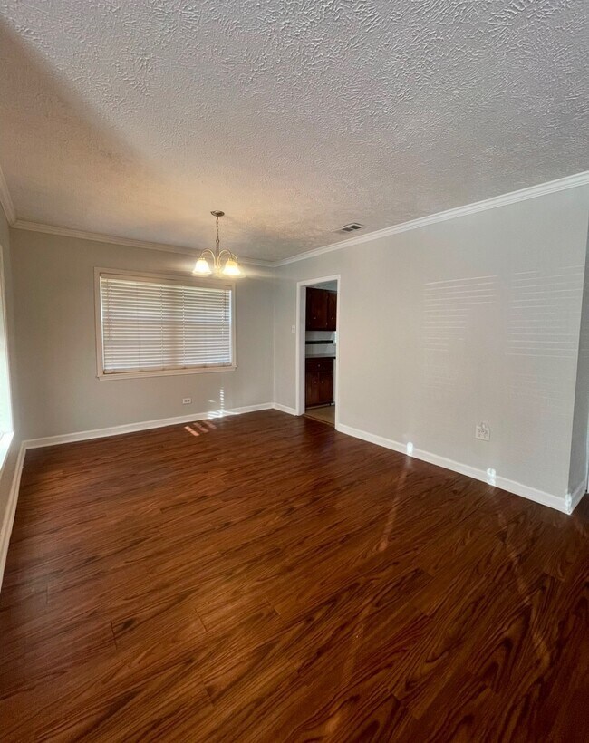 Building Photo - 2052 N Robison Rd