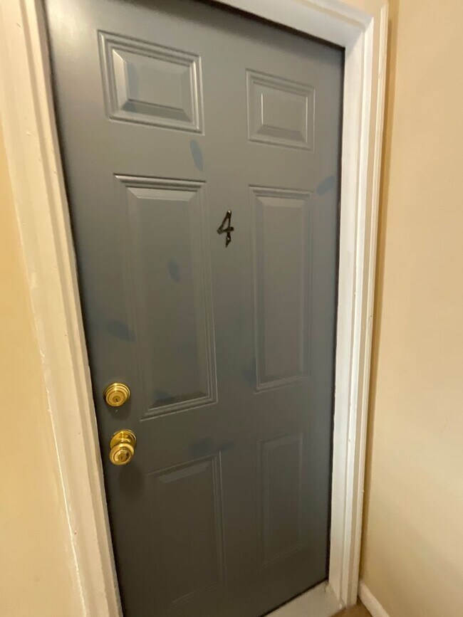 Building Photo - Absolutely Adorable two bedroom is move in ready!