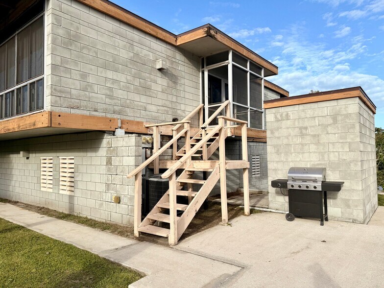 Building Photo - 160 N Lakeview Dr