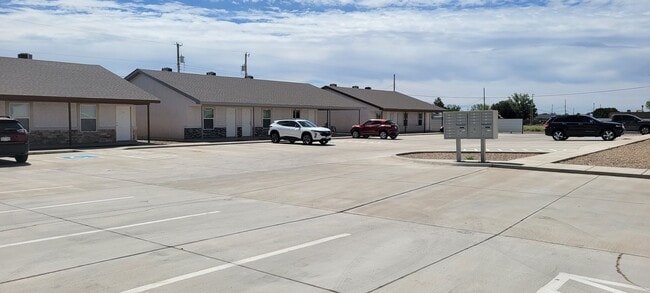 Building Photo - NEWER LUXURY ONE BEDROOM APARTMENT FULLY FURNISHED