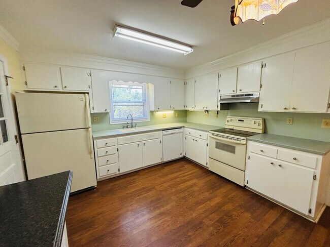 Building Photo - 405 Stonegate Dr