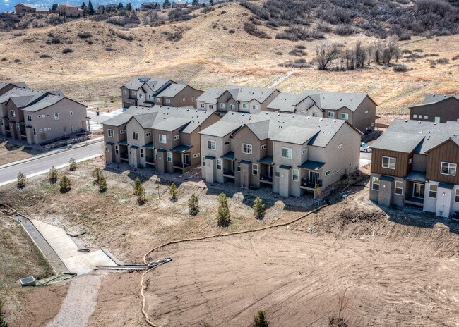 Building Photo - Beautiful Townhome Next to Nature on Westside