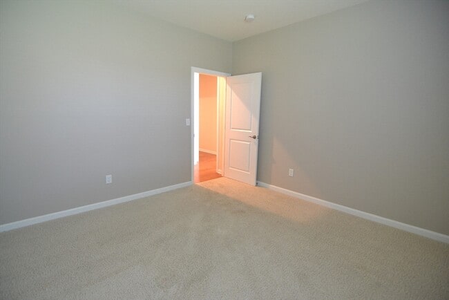Building Photo - 8 Spicebush Ct