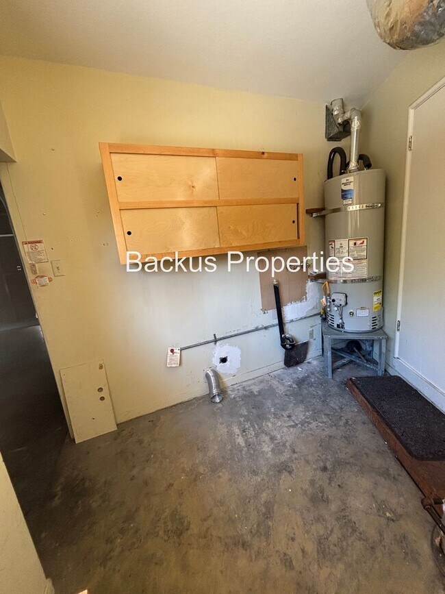 Building Photo - 209 La Mesa Dr