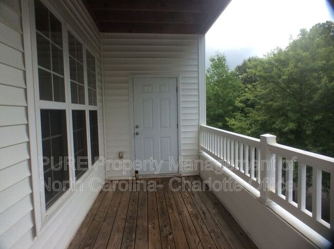 Building Photo - 18801 Oakhurst Blvd
