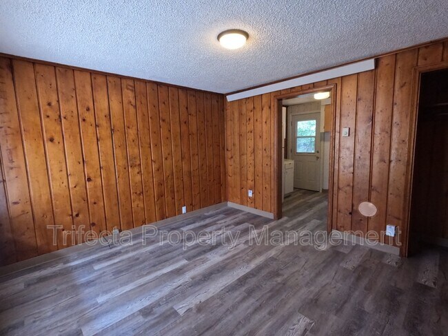 Building Photo - 105 E Stuart St