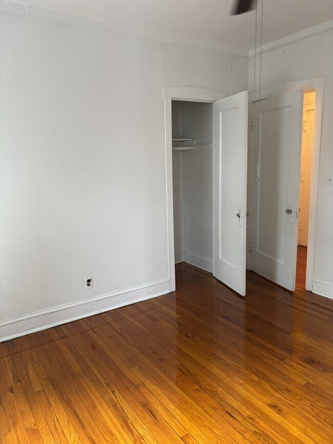 Building Photo - 1218 W North Shore Ave
