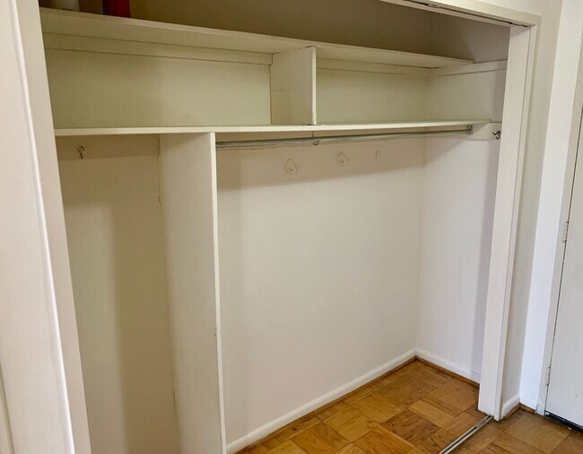 Building Photo - Spectacular Studio in Van Ness East with U...