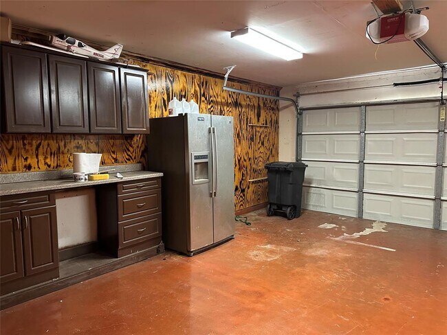 Building Photo - 243 Fantasy Ln
