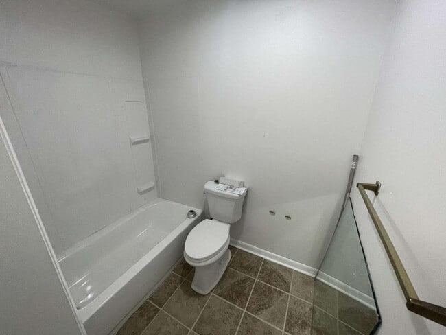 Building Photo - 121 Scenic Pk Pl