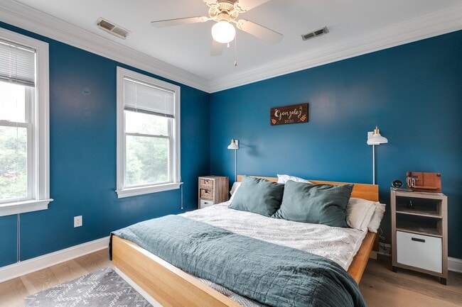 Building Photo - Gorgeous 3 Bedroom Townhome in Oregon Hill...