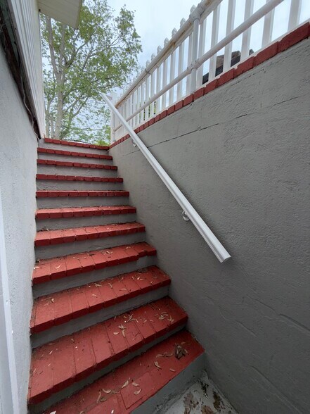 Building Photo - 8 Woody Pl