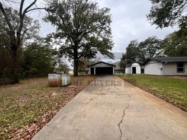 Building Photo - This beautifully remodeled 2-bedroom, 1-bathroom home