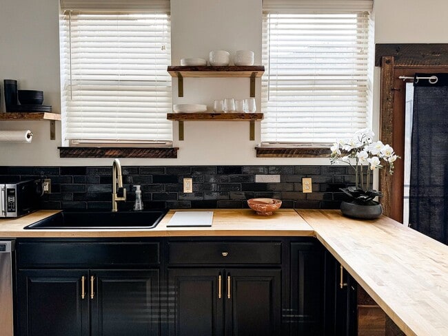 Building Photo - Modern 1 Bedroom, 1 Bathroom Home in East Missoula – Fully Furnished!