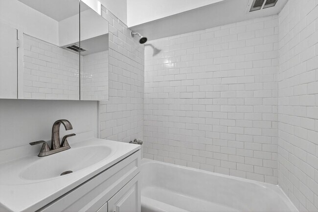 Building Photo - Short Term Lease Availble: Charming & Brig...