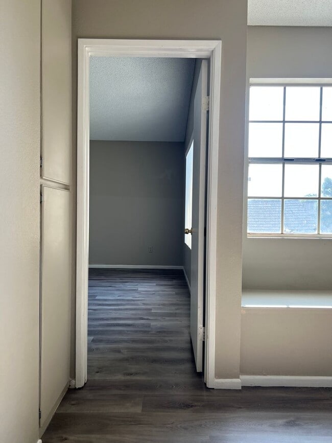 Building Photo - Spacious 2 bedroom condo with garage