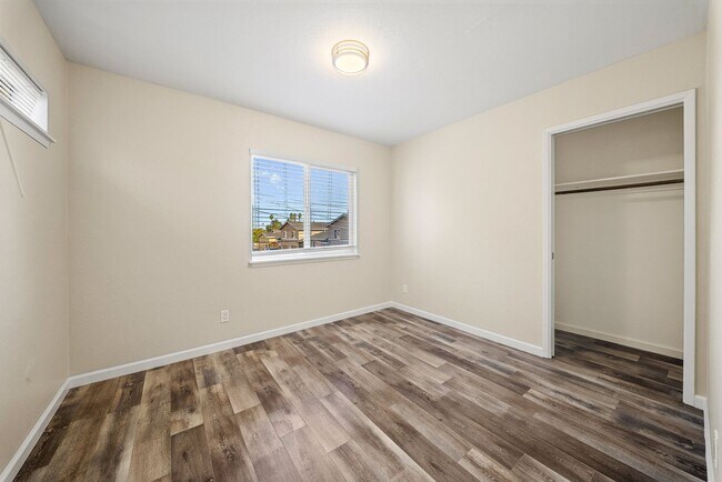 Building Photo - Bright & Beautiful 2BR Apartment Near Plea...