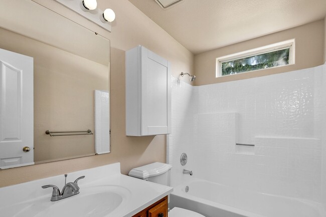 Building Photo - Lovely 3 Bedroom 2 Bath, 1350 Square Foot ...