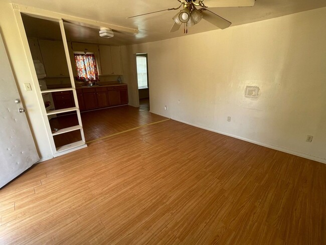 Building Photo - 3 bedroom, 1 bath