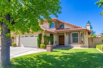 Building Photo - 3-Bedroom Home with Sunroom, Views, and Ga...
