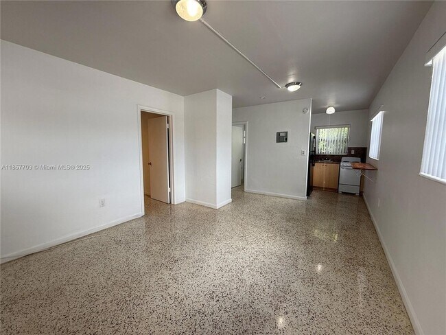 Building Photo - 320 W 10th St