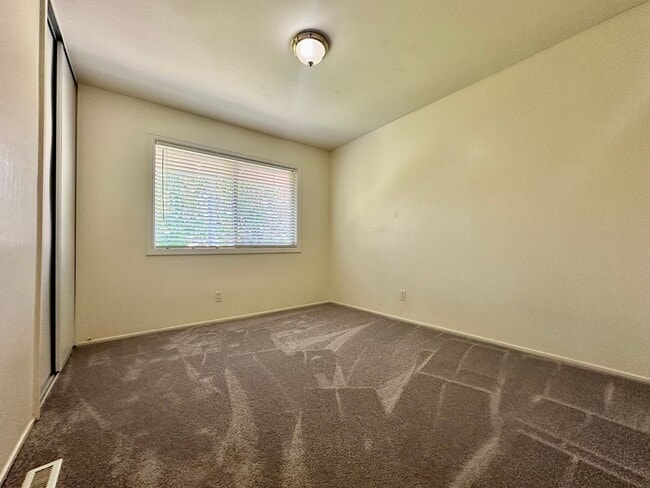 Building Photo - Spacious 3 Bed 2.5 Bath Walnut Creek Townhome - Commuter's Dream!