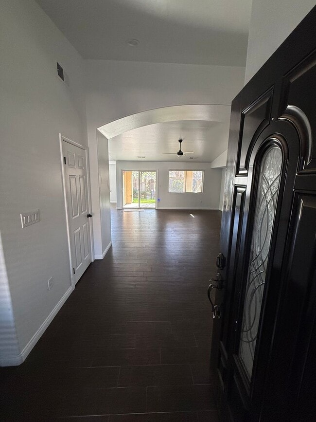 Building Photo - Spacious 4 bed 2 Bath in Desirable NW Bakersfield