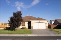Building Photo - Beautiful 3 bed 2 bath stucco home in a newer area of homes. Just down the street from Park Orcha...