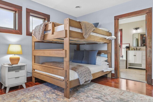 Building Photo - 924 Capital St