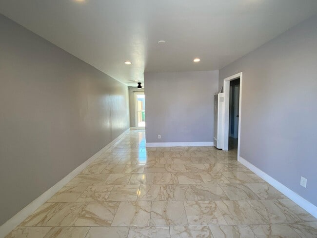 Building Photo - 4384 Clairemont Dr