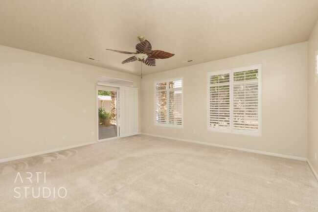 Building Photo - Stunning 3-Bedroom Home with Private Backy...
