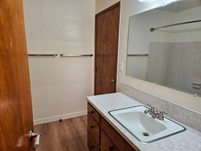 Building Photo - 3Bd/2Ba Single Story House - For Viewing!
