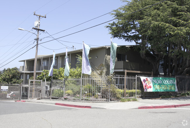 Primary Photo - Laurel Heights Apartments