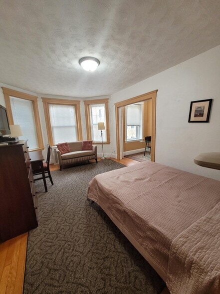Building Photo - 118 Riverway