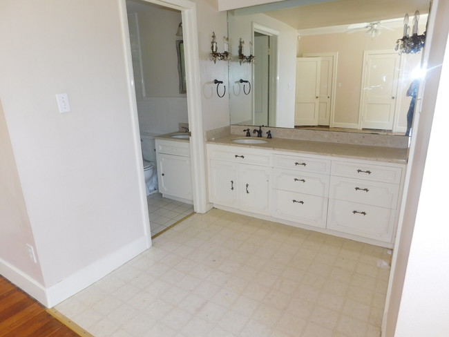 Master Bathroom - 1308 Kendlewood Ave