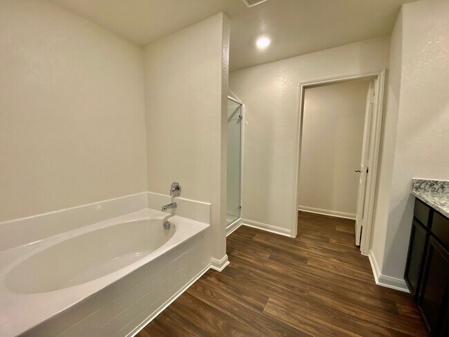 Building Photo - Experience Luxury Living: 4 Beds, 2.5 Bath...