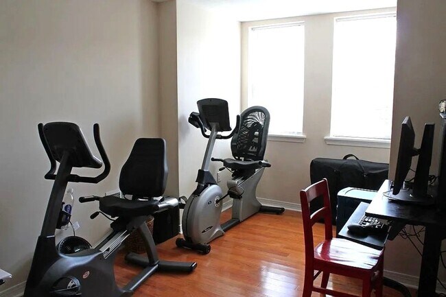 Building Photo - Gorgeous 2-Bedroom Townhome in the Heart o...