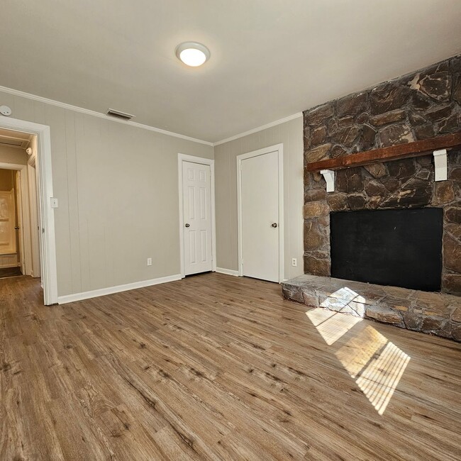 Building Photo - Cozy and Newly Renovated 3 Bedroom 1 Bath ...