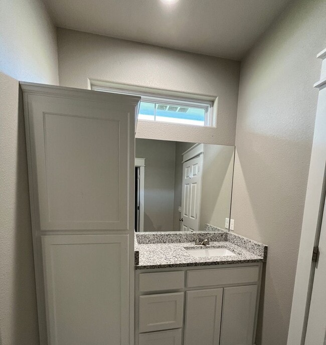 Building Photo - Open floor plan/Paved street/Quiet neighbo...